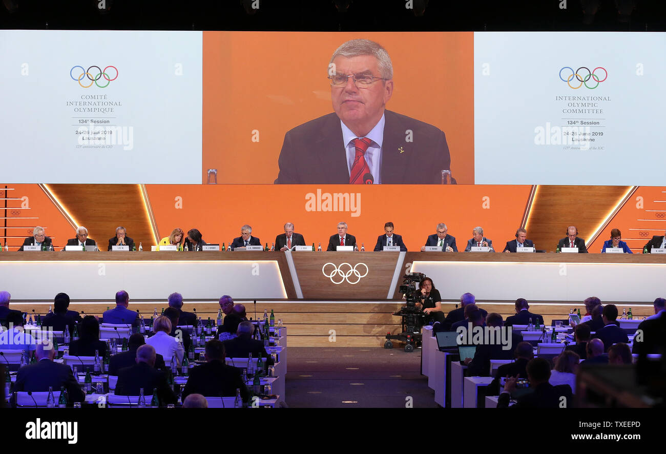 Losanna, Svizzera. Il 25 giugno, 2019. Il presidente del Comitato Olimpico Internazionale (IOC) Thomas Bach (C) risolve la 134a sessione del COI a Losanna, Svizzera, 25 giugno 2019. Credito: Cao può/Xinhua/Alamy Live News Foto Stock