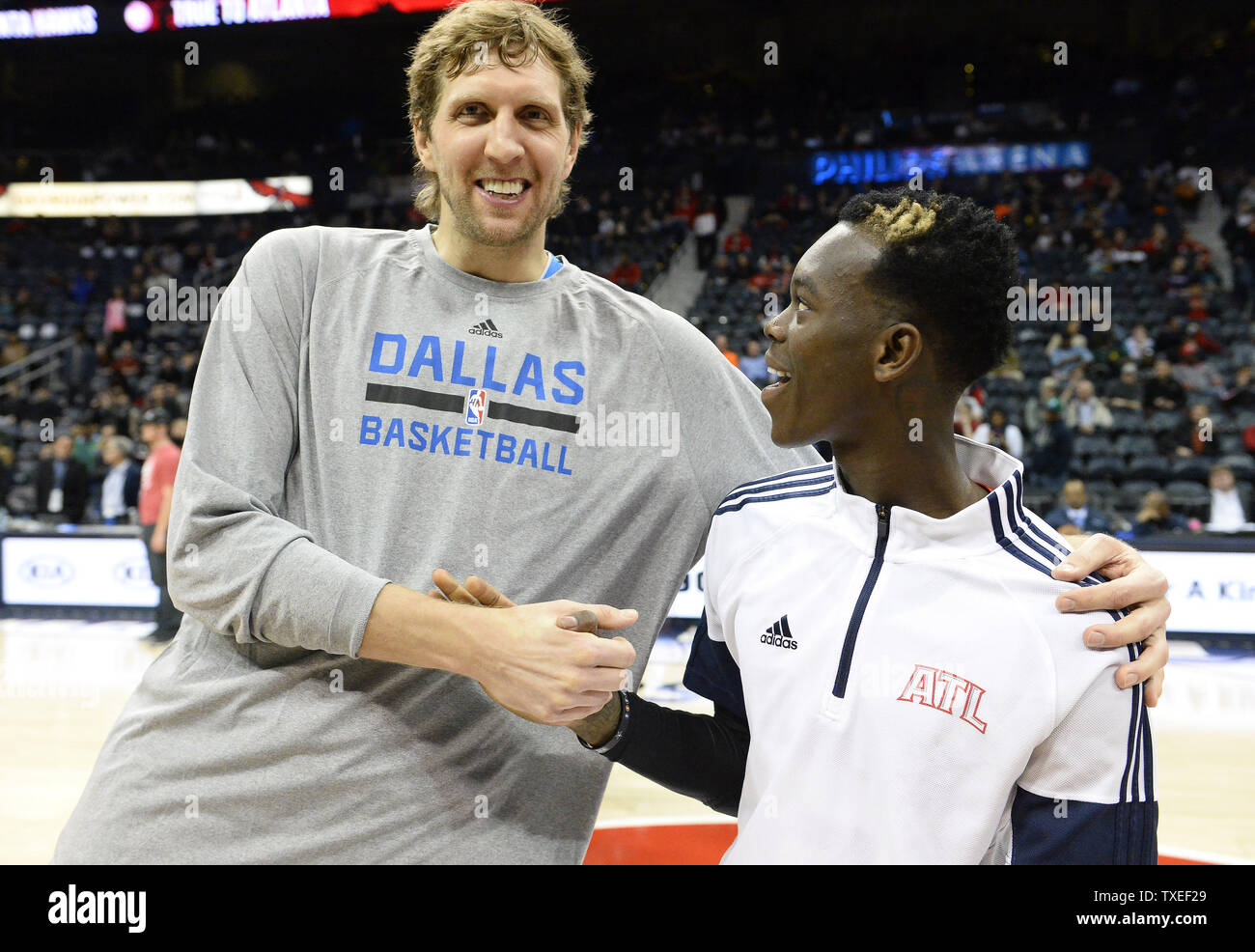 Dallas Mavericks avanti Dirk Nowitzki di Wurzburg, Germania (L), incontra Atlanta Hawks guard Dennis Schroder di Braunschweig, Germania (R), prima della prima metà di un gioco NBA alla Philips Arena di Atlanta, 25 febbraio 2015. Foto di David Tulis/UPI Foto Stock