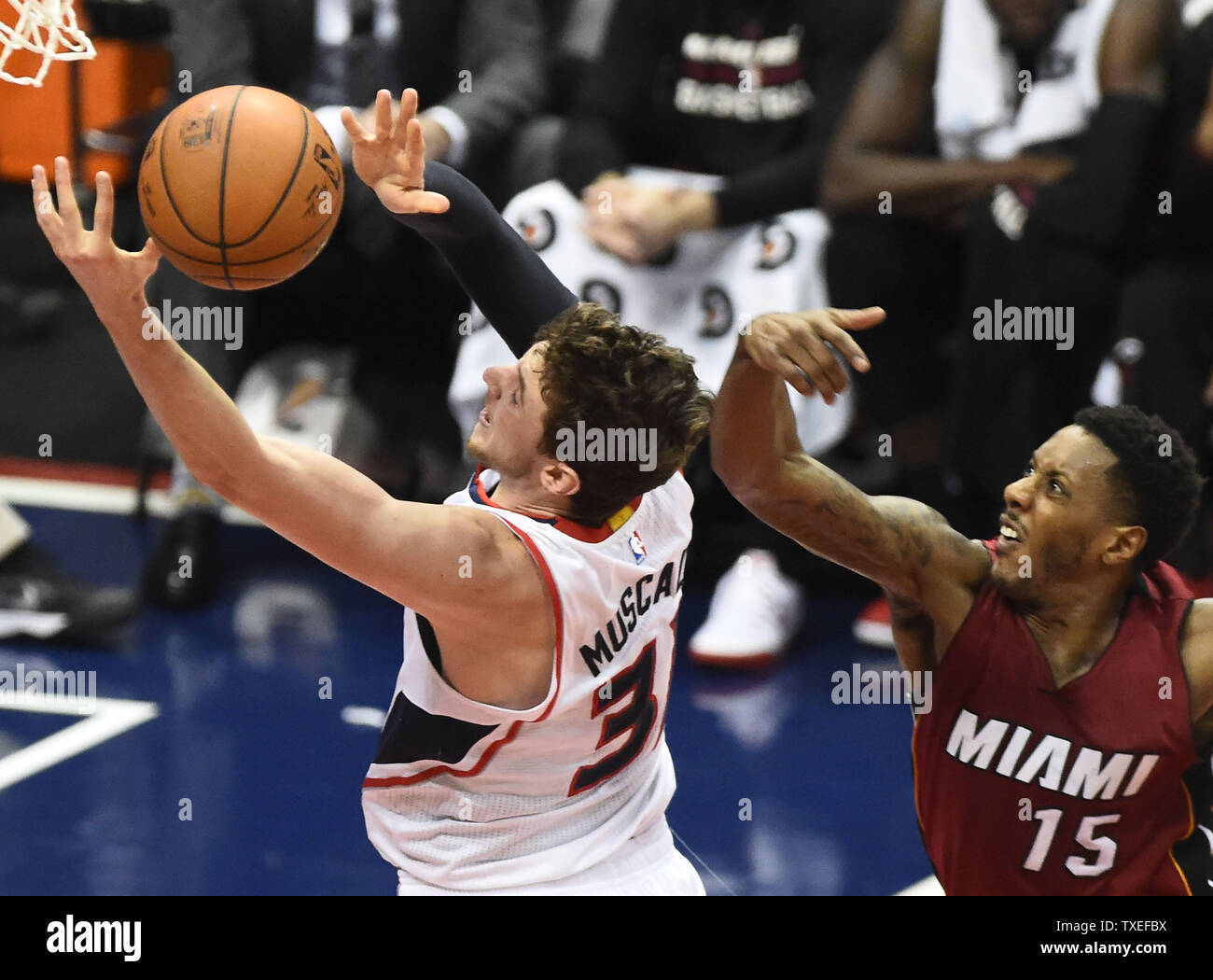 Atlanta Hawks' Mike Muscala (31) porta giù il rimbalzo nella parte anteriore dei Miami Heat's Mario Chalmers (15) durante la seconda metà di un gioco NBA alla Philips Arena di Atlanta, Marzo 27, 2015. Atlanta ha vinto 99-86. Foto di David Tulis/UPI Foto Stock