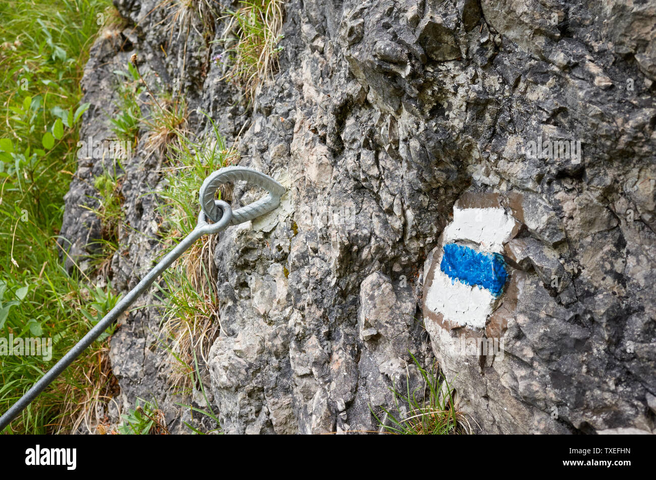 Il sentiero Blu Vernice per marcatura su una roccia, il fuoco selettivo. Foto Stock