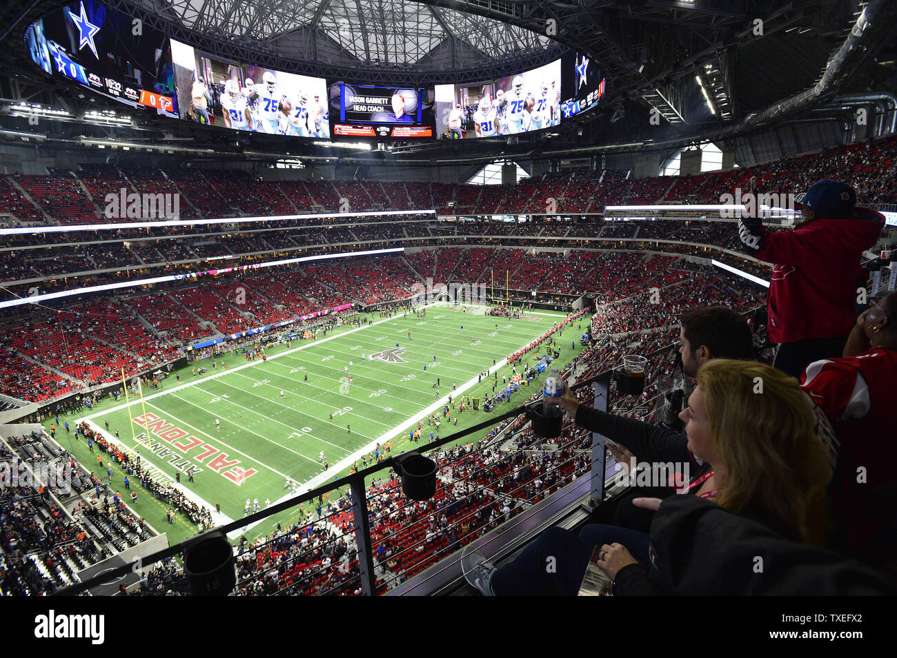 Il Dallas Cowboys giocare Atlanta Falcons durante la prima metà di un gioco di NFL a Mercedes Benz Stadium di Atlanta, 12 novembre 2017. Foto di Martin Tulis/UPI Foto Stock