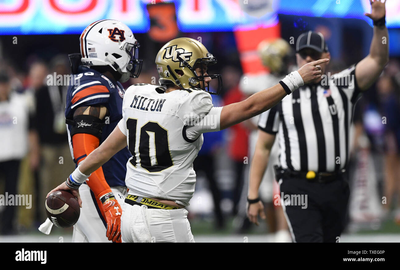 Università della Florida Centrale Cavalieri quarterback McKenzie Milton (10) segnali un primo verso il basso durante il Pulcino-fil-una ciotola di pesche NCAA Football gioco al Mercedes-Benz Stadium di Atlanta il 1 gennaio 2018. UCF vinto 34-27 per andare imbattuto per la stagione. Foto di David Tulis/UPI Foto Stock