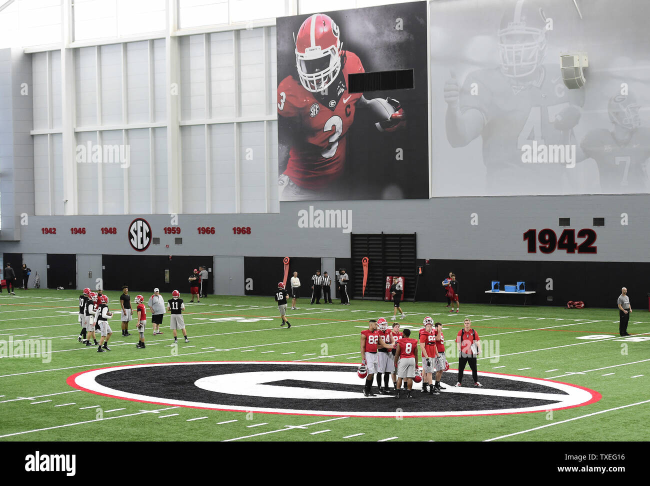 La Georgia Bulldogs giocatori pratica per il NCAA Football campionato di gioco al di sotto di una grande foto del ex giocatore UGA e la corrente di Los Angeles Rams running back Todd Gurley su Gennaio 6, 2018 in Atene, la Georgia. L'Università di Georgia volti Alabama per il NCAA per il campionato nazionale di gioco del calcio presso la Mercedes-Benz Stadium di Atlanta Gennaio 8, 2018. Foto di David Tulis/UPI Foto Stock