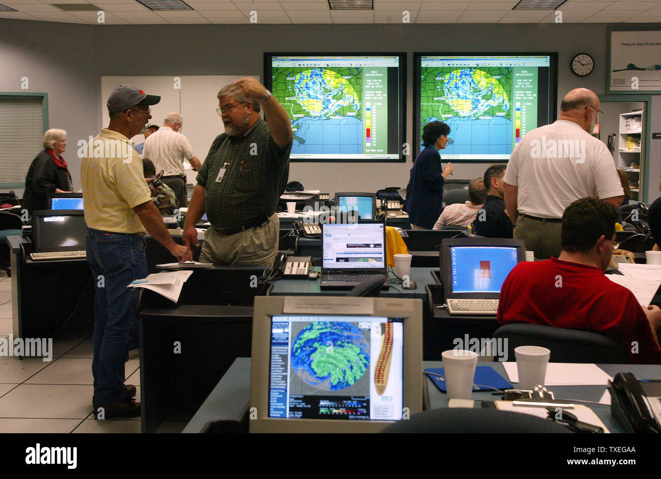 Il personale di emergenza via uragano Ivan al Baldwin comando di emergenza centro in Baldwin County, Alabama, 16 settembre 2004. La tempesta fatta approdo nella Costa del Golfo della comunità. (UPI / A.J. Sisco) Foto Stock