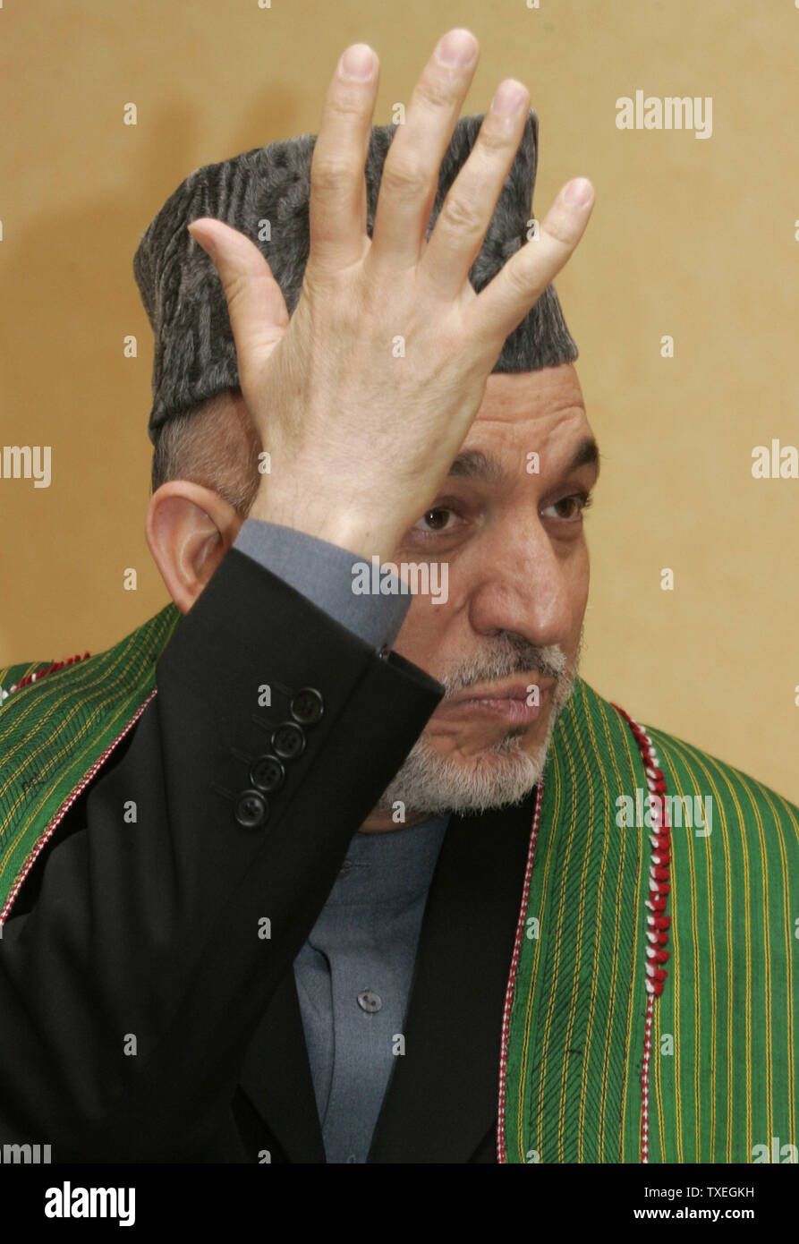 Il Presidente afgano Hamid Karzai gesti durante un vertice della conferenza sulle interazioni e le misure miranti a rafforzare la fiducia in Asia, in Almaty, Kazakhstan, il 17 giugno 2006. Nel corso di un vertice leader di Russia, Cina e altre nazioni 16 discusso i modi per combattere il terrorismo e il separatismo e il traffico di droga. (UPI foto/Anatoli Zhdanov) Foto Stock