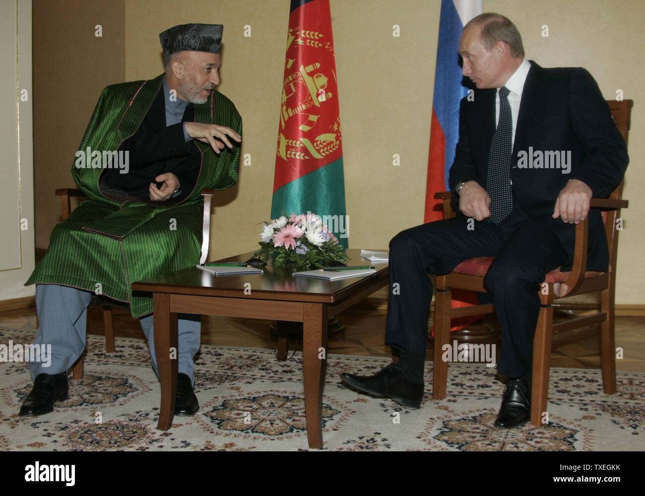Il presidente russo Vladimir Putin (R) i colloqui con il Presidente afgano Hamid Karzai durante un vertice della conferenza sulle interazioni e le misure miranti a rafforzare la fiducia in Asia, in Almaty, Kazakhstan, il 17 giugno 2006. Nel corso di un vertice leader di Russia, Cina e altre nazioni 16 discusso i modi per combattere il terrorismo e il separatismo e il traffico di droga. (UPI foto/Anatoli Zhdanov) Foto Stock