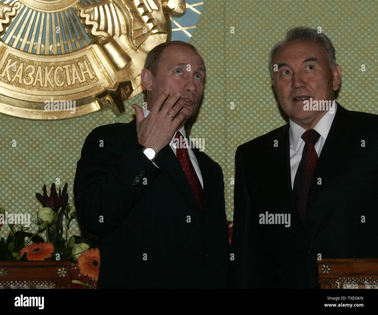 Il presidente russo Vladimir Putin (L) colloqui con il presidente kazako Nursultan Nazarbayev nel corso di un vertice della conferenza sulle interazioni e le misure miranti a rafforzare la fiducia in Asia, in Almaty, Kazakhstan, il 17 giugno 2006. Nel corso di un vertice leader di Russia, Cina e altre nazioni 16 discusso i modi per combattere il terrorismo e il separatismo e il traffico di droga. (UPI foto/Anatoli Zhdanov) Foto Stock