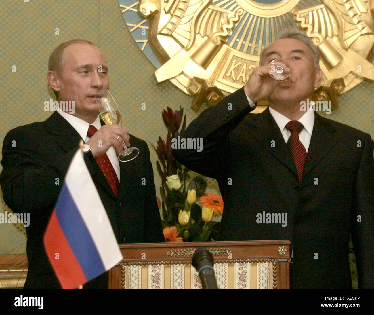 Il presidente russo Vladimir Putin (L) un brindisi con il presidente kazako Nursultan Nazarbayev nel corso di un vertice della conferenza sulle interazioni e le misure miranti a rafforzare la fiducia in Asia, in Almaty, Kazakhstan, il 17 giugno 2006. Nel corso di un vertice leader di Russia, Cina e altre nazioni 16 discusso i modi per combattere il terrorismo e il separatismo e il traffico di droga. Ripetere (UPI foto/Anatoli Zhdanov) Foto Stock