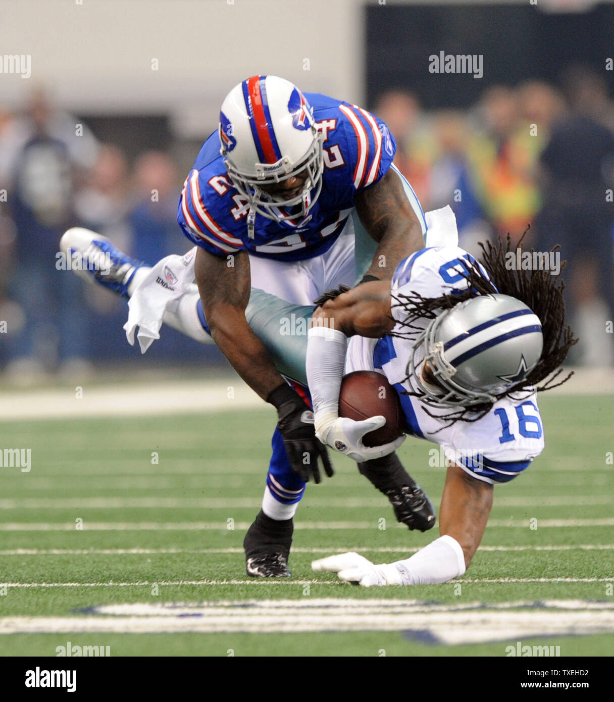 Dallas Cowboys Jesse Holley viene attivato da Buffalo Bills Terrence McGee durante il primo semestre a cowboy Stadium di Arlington, Texas, il 13 novembre 2011. UPI/Ian Halperin Foto Stock