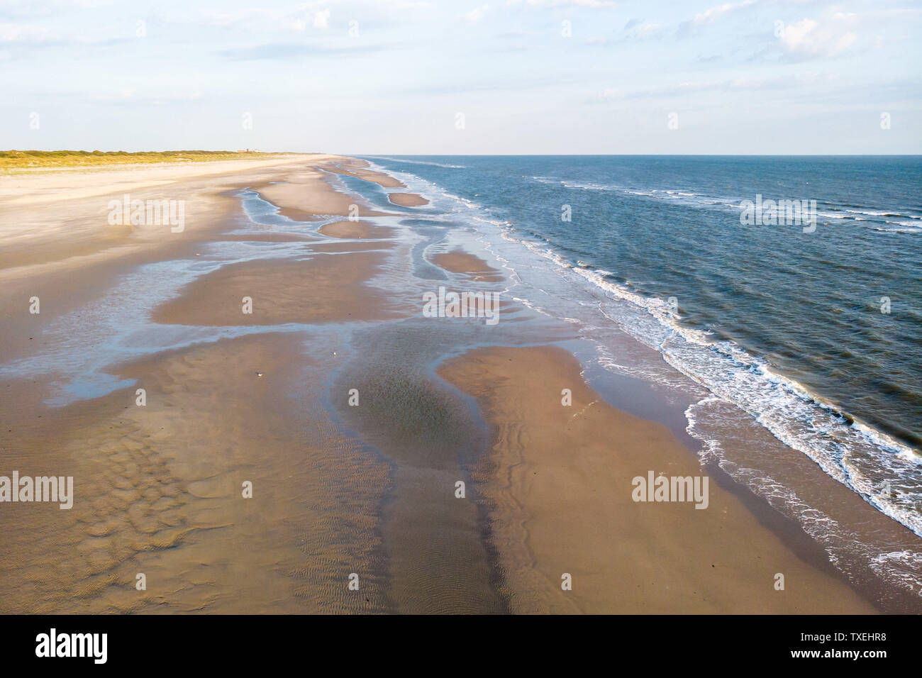 Fuchi vista sulla spiaggia di sabbia e i canali di marea dell'isola Juist nel Mare del Nord in estate. Foto Stock