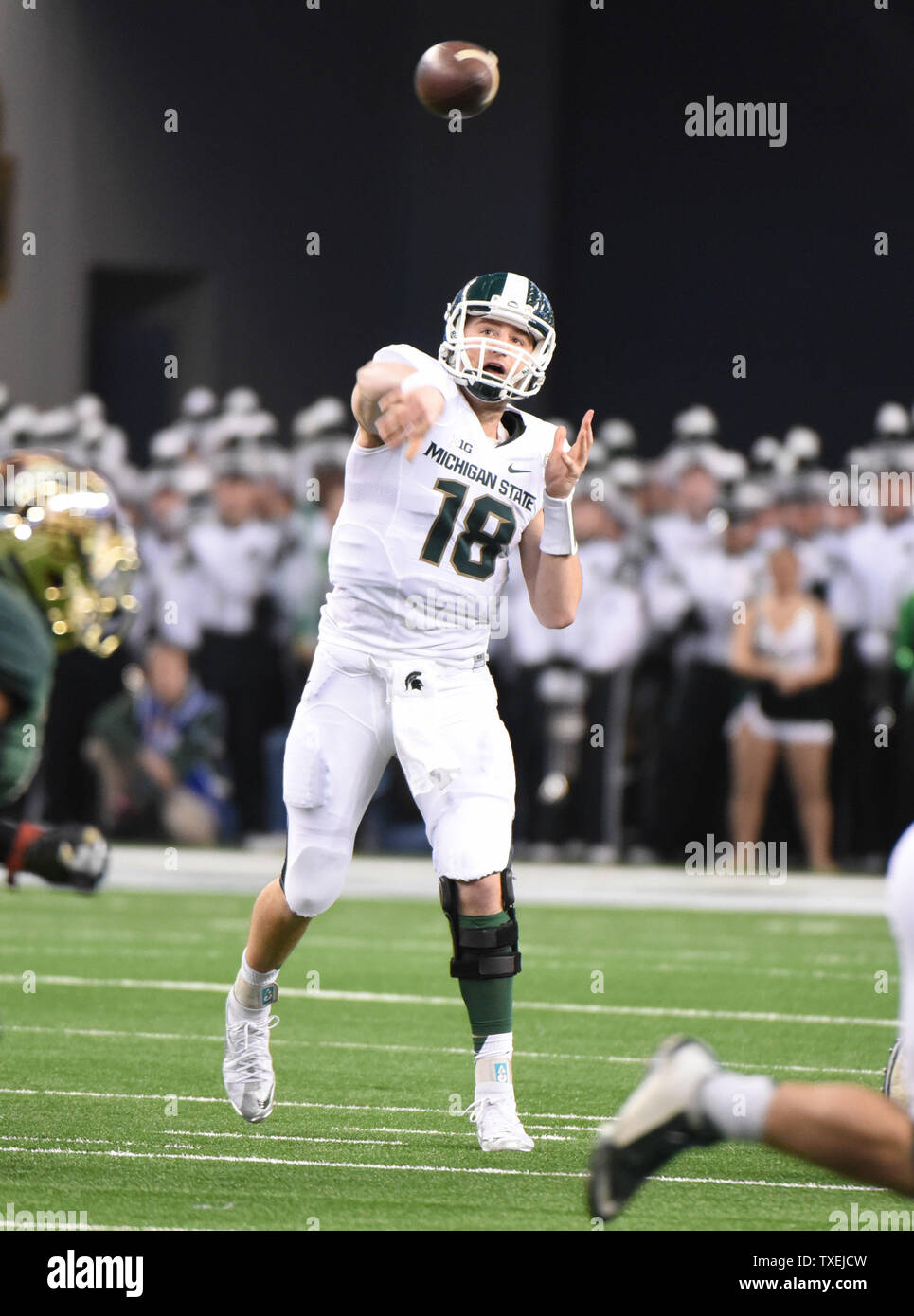 Michigan's Connor Cook getta contro Baylor Bear's durante la prima metà del Cotton Bowl in AT&T Stadium di Arlington, Texas il 1 gennaio 2015. Ian Halperin/UPI Foto Stock