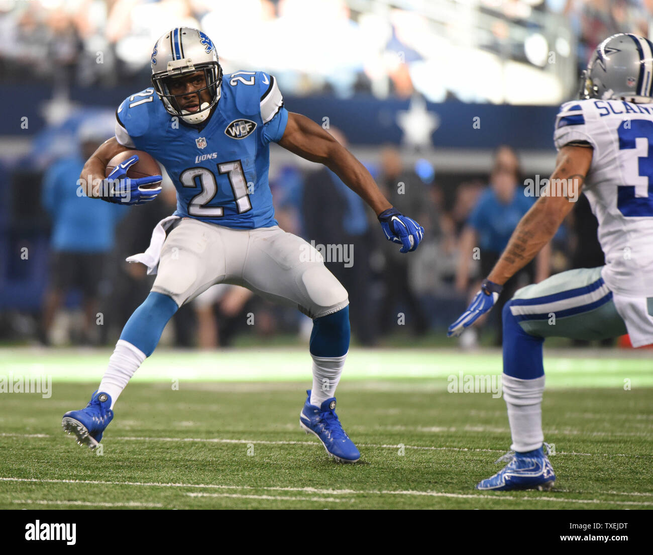 Detroit Lions Reggie Bush i punteggi su un 18-cantiere eseguito nel primo trimestre contro Dallas Cowboys in un NFL Wild Card Game di AT&T Stadium di Arlington, Texas il 4 gennaio 2015. Foto di Ian Halperin/UPI Foto Stock