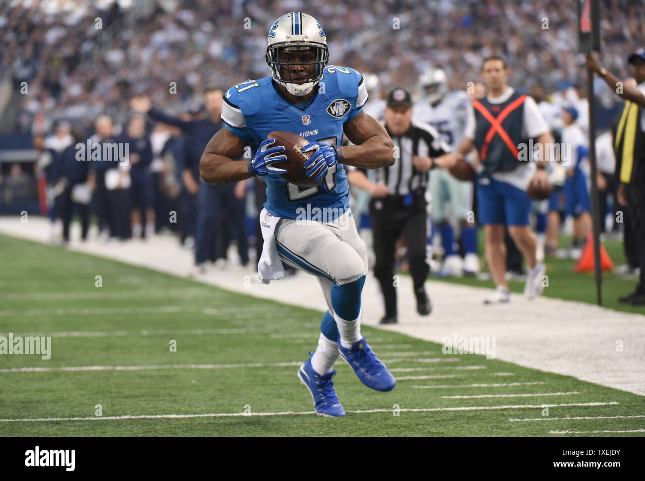 Detroit Lions Reggie Bush i punteggi su un 18-cantiere eseguito nel primo trimestre contro Dallas Cowboys in un NFL Wild Card Game di AT&T Stadium di Arlington, Texas il 4 gennaio 2015. Foto di Ian Halperin/UPI Foto Stock
