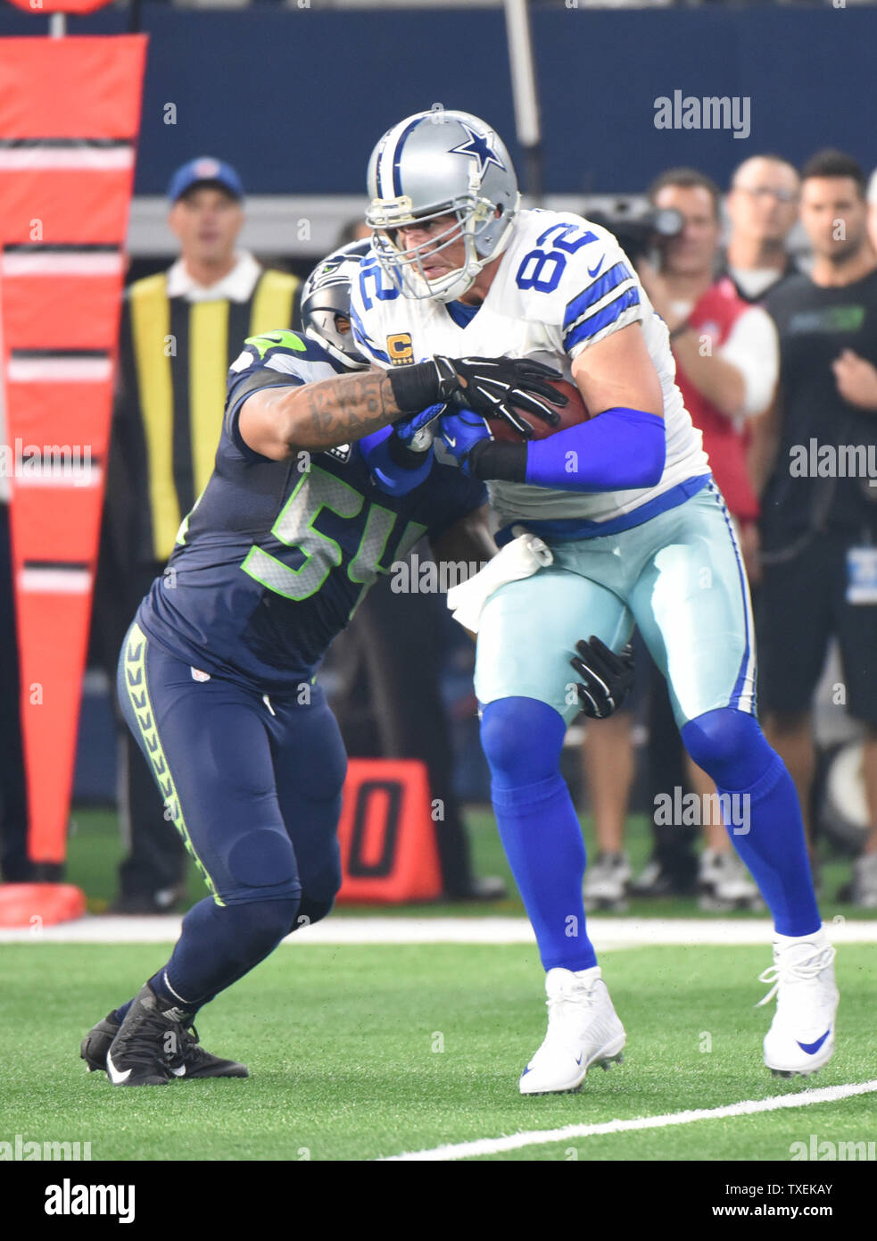 Dallas Cowboys Jason Whitten viene avvolto dal Seattle Seahawks Bobby Wagner a seguito di un breve guadagno durante la prima metà di AT&T Stadium il 1 novembre 2015 in Arlington, Texas. Foto di Ian Halperin/UPI Foto Stock