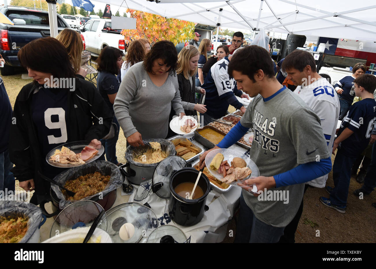Gli appassionati di calcio di trascorrere la Giornata del Ringraziamento tailgating prima di Dallas Cowboys e Carollna Panthers gioco di AT&T Stadium il 26 novembre 2015 in Arlington, Texas. Foto di Ian Halperin/UPI Foto Stock