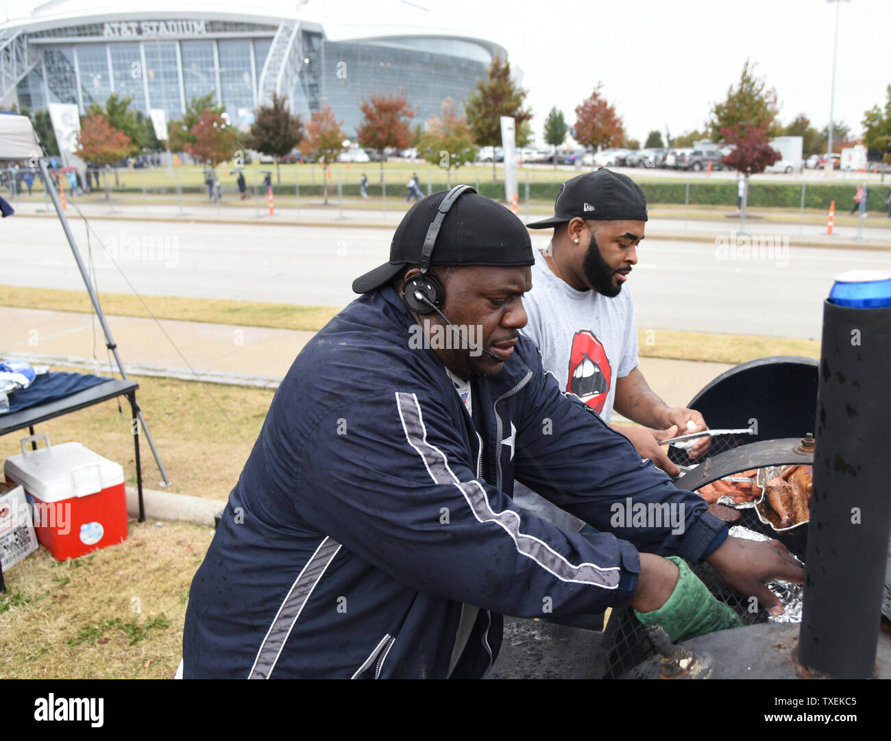 I fan di preparare la loro Giornata del Ringraziamento pasto mentre tailgating prima di Dallas Cowboys e Carollna Panthers gioco di AT&T Stadium il 26 novembre 2015 in Arlington, Texas. Foto di Ian Halperin/UPI Foto Stock