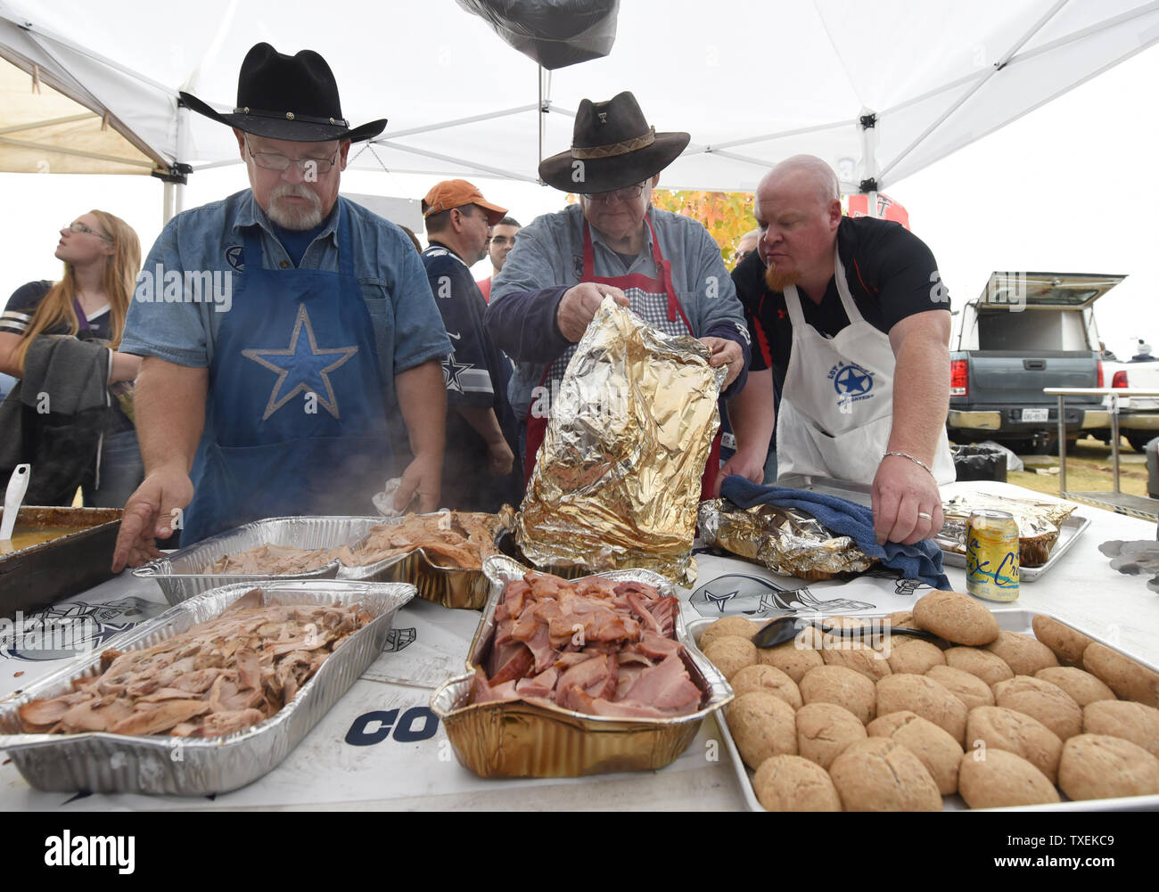 I cuochi scartocci la Giornata del Ringraziamento pasto mentre tailgating prima di Dallas Cowboys e Carollna Panthers gioco di AT&T Stadium il 26 novembre 2015 in Arlington, Texas. Foto di Ian Halperin/UPI Foto Stock