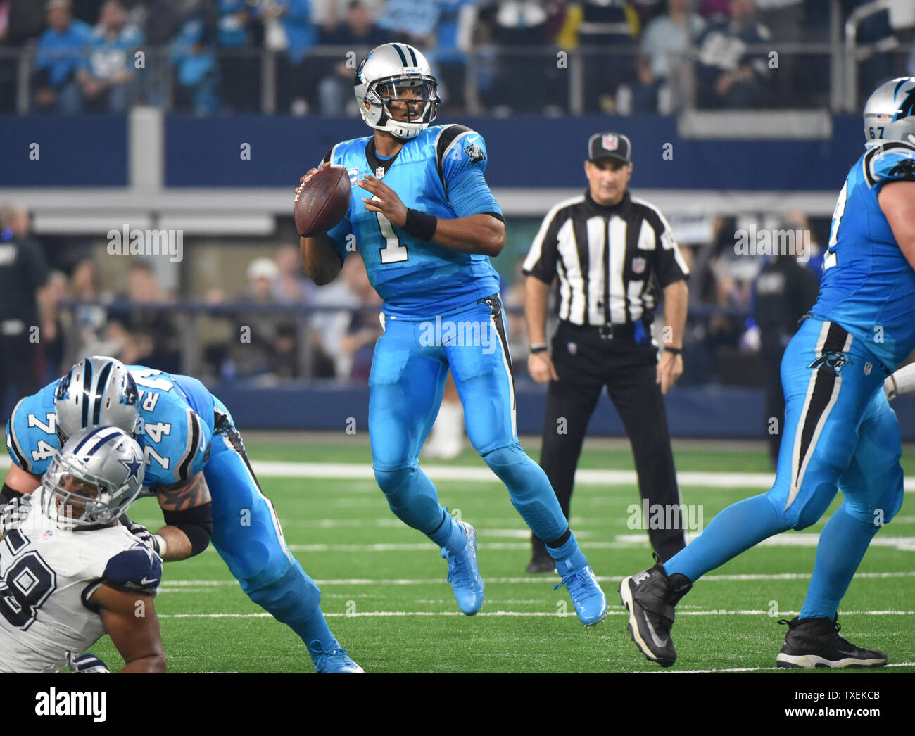 Carolina Panthers Cam Newton codifica contro Dallas Cowboys difesa durante la prima metà di AT&T Stadium il 26 novembre 2015 in Arlington, Texas. Foto di Ian Halperin/UPI Foto Stock