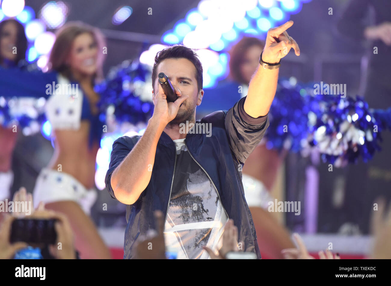 Country Music star Luca Bryan esegue durante il tempo di emisaturazione dei Dallas Cowboys e Carolina Panthers gioco di AT&T Stadium il 26 novembre 2015 in Arlington, Texas. La prestazione ha dato dei calci a fuori la salvezza ArmyÕs iconica bollitore rosso campagna. Questo è il diciannovesimo anno di Dallas Cowboys e Esercito della Salvezza di partenariato. Poiché il primo rosso bollitore Calcio di inizio il giorno del Ringraziamento del 1997, i cowboy hanno aiutato l'esercito sollevare oltre 2 miliardi di dollari. Foto di Ian Halperin/UPI Foto Stock