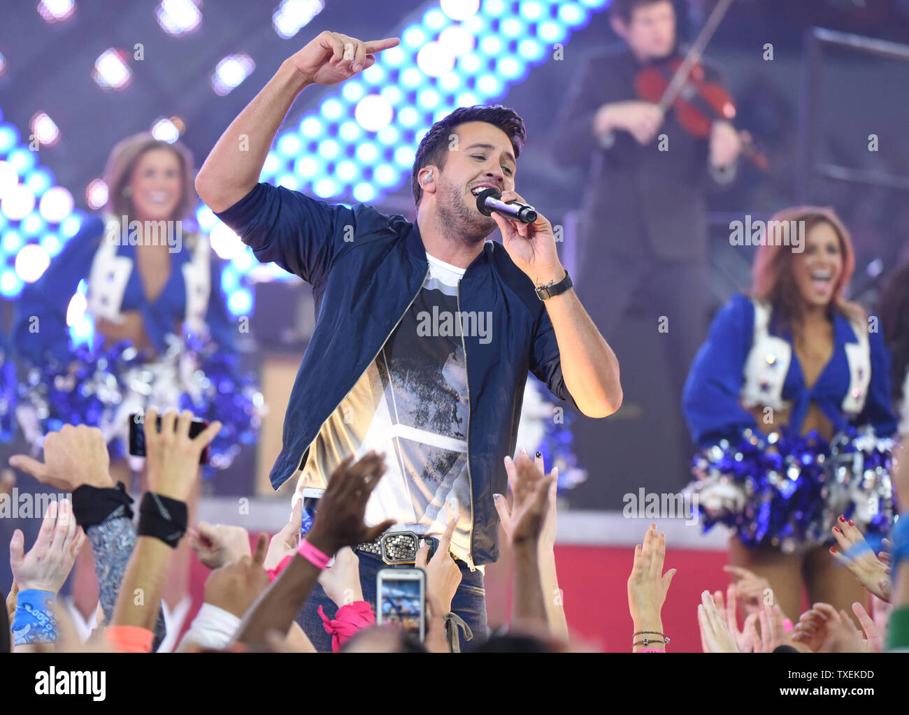 Country Music star Luca Bryan esegue durante il tempo di emisaturazione dei Dallas Cowboys e Carolina Panthers gioco di AT&T Stadium il 26 novembre 2015 in Arlington, Texas. La prestazione ha dato dei calci a fuori la salvezza ArmyÕs iconica bollitore rosso campagna. Questo è il diciannovesimo anno di Dallas Cowboys e Esercito della Salvezza di partenariato. Poiché il primo rosso bollitore Calcio di inizio il giorno del Ringraziamento del 1997, i cowboy hanno aiutato l'esercito sollevare oltre 2 miliardi di dollari. Foto di Ian Halperin/UPI Foto Stock