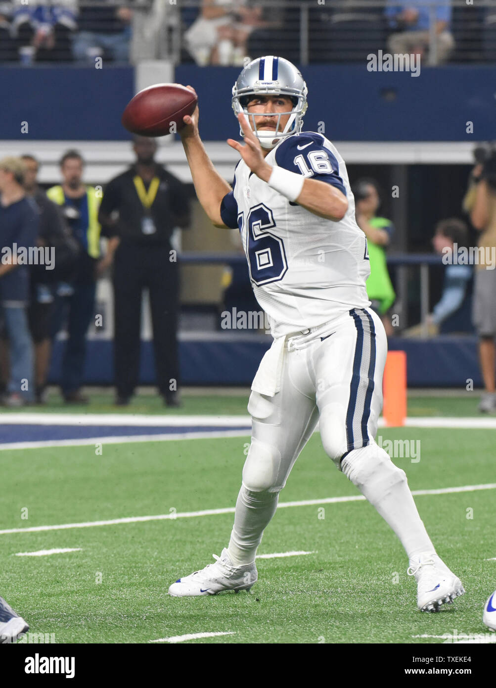 Dallas Cowboys back-up quarterback Matt Cassel, giocando al posto dell'infortunato Tony Romo, getta contro la Carolina Panthers durante la seconda metà di AT&T Stadium il 26 novembre 2015 in Arlington, Texas. Le Pantere sconfitto il cowboy 33-14 e spostare a 11-0. Foto di Ian Halperin/UPI Foto Stock