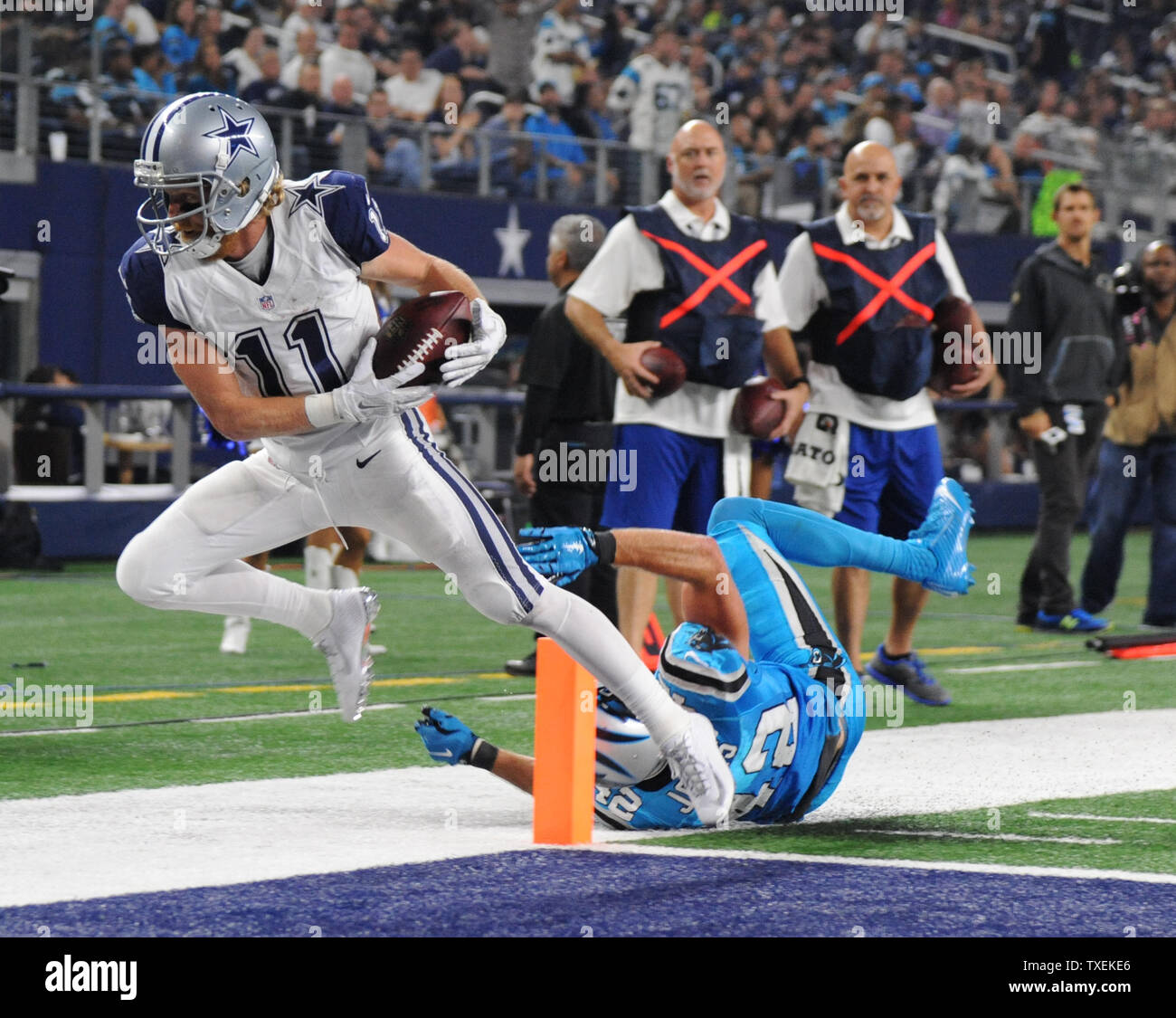Dallas Cowboys Cole Beasley i punteggi su un 2-cantiere fermo contro la Carolina Panthers durante la seconda metà di AT&T Stadium il 26 novembre 2015 in Arlington, Texas. Le Pantere sconfitto il cowboy 33-14 e spostare a 11-0. Foto di Ian Halperin/UPI Foto Stock
