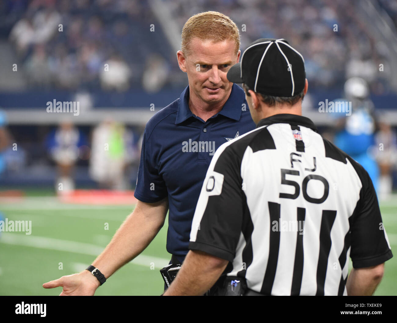 Dallas Cowboys head coach Jason Garrett sembra per una spiegazione di una chiamata da ufficiale Aaron Santi durante la prima metà di AT&T Stadium il 26 novembre 2015 in Arlington, Texas. Le Pantere sconfitto il cowboy 33-14 e spostare a 11-0. Foto di Ian Halperin/UPI Foto Stock