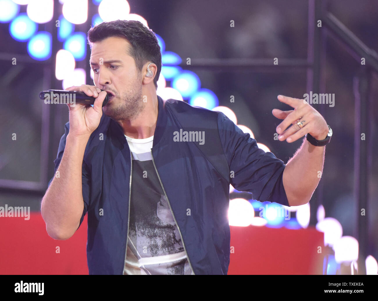 Country Music star Luca Bryan esegue durante il tempo di emisaturazione dei Dallas Cowboys e Carolina Panthers gioco di AT&T Stadium il 26 novembre 2015 in Arlington, Texas. La prestazione ha dato dei calci a fuori la salvezza ArmyÕs iconica bollitore rosso campagna. Questo è il diciannovesimo anno di Dallas Cowboys e Esercito della Salvezza di partenariato. Poiché il primo rosso bollitore Calcio di inizio il giorno del Ringraziamento del 1997, i cowboy hanno aiutato l'esercito sollevare oltre 2 miliardi di dollari. Foto di Ian Halperin/UPI Foto Stock