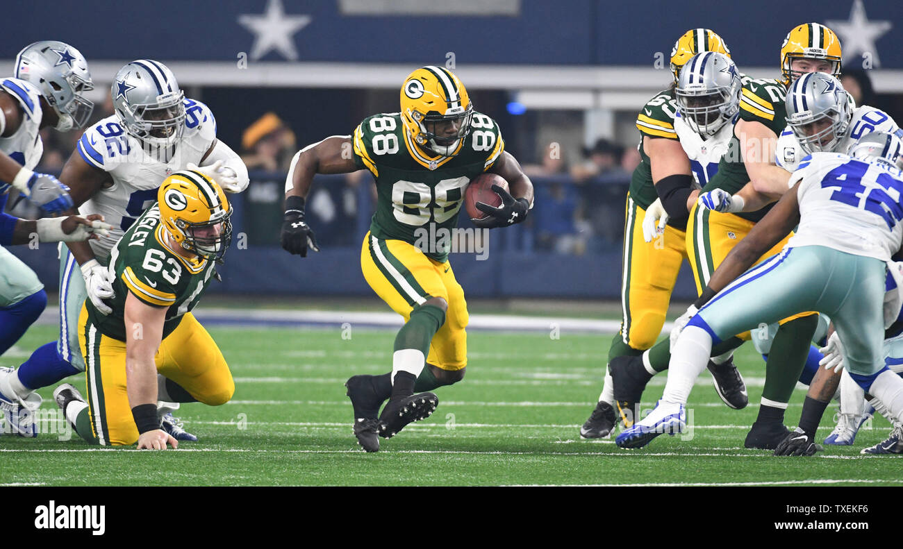 Green Bay Packers Ty Montgomery giunchi per alcuni dei suoi 47 metri contro Dallas Cowboys nella NFC divisional playoff gioco di AT&T Stadium di Arlington, Texas, il 15 gennaio 2017. I packers battere i cowboy 34-31 e passate per il campionato di NFC. Foto di Ian Halperin/UPI Foto Stock