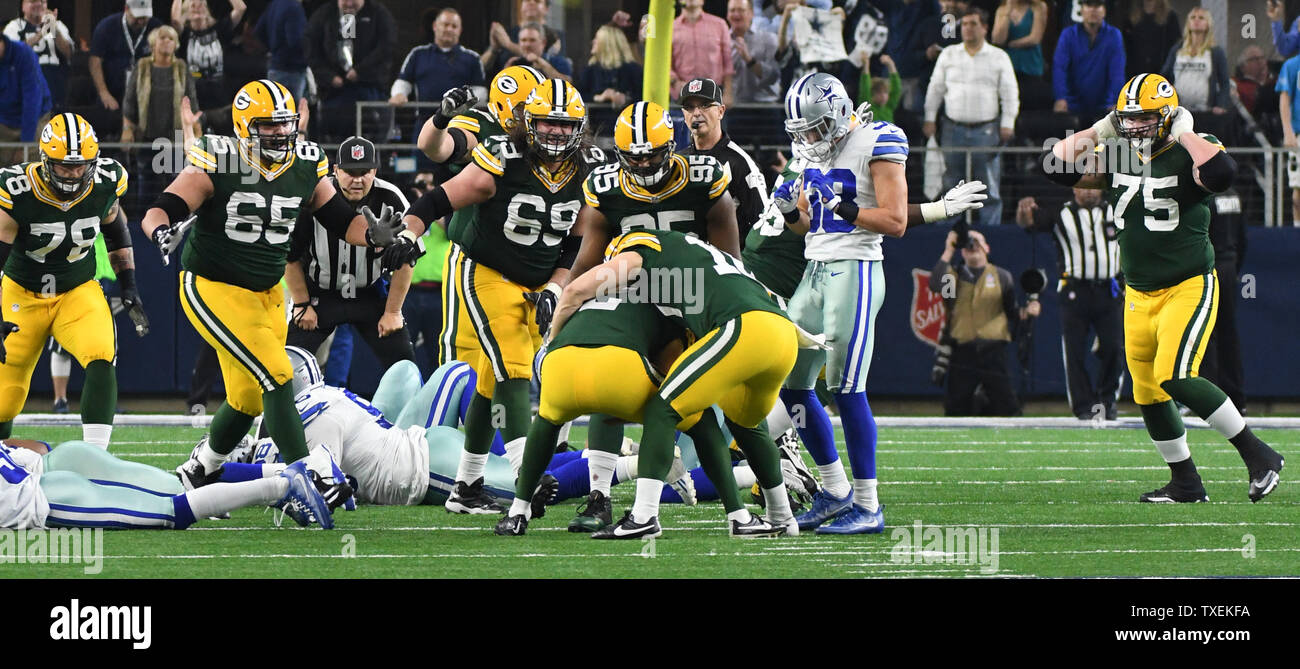 Green Bay Packers kicker Mason Crosby si collega su un 51-cantiere field goal con nessun tempo a sinistra per battere il Dallas Cowboys 34-31nell'NFC divisional playoff gioco di AT&T Stadium di Arlington, Texas, il 15 gennaio 2017. I packers dovranno affrontare i falchi nel campionato NFC. Foto di Ian Halperin/UPI Foto Stock