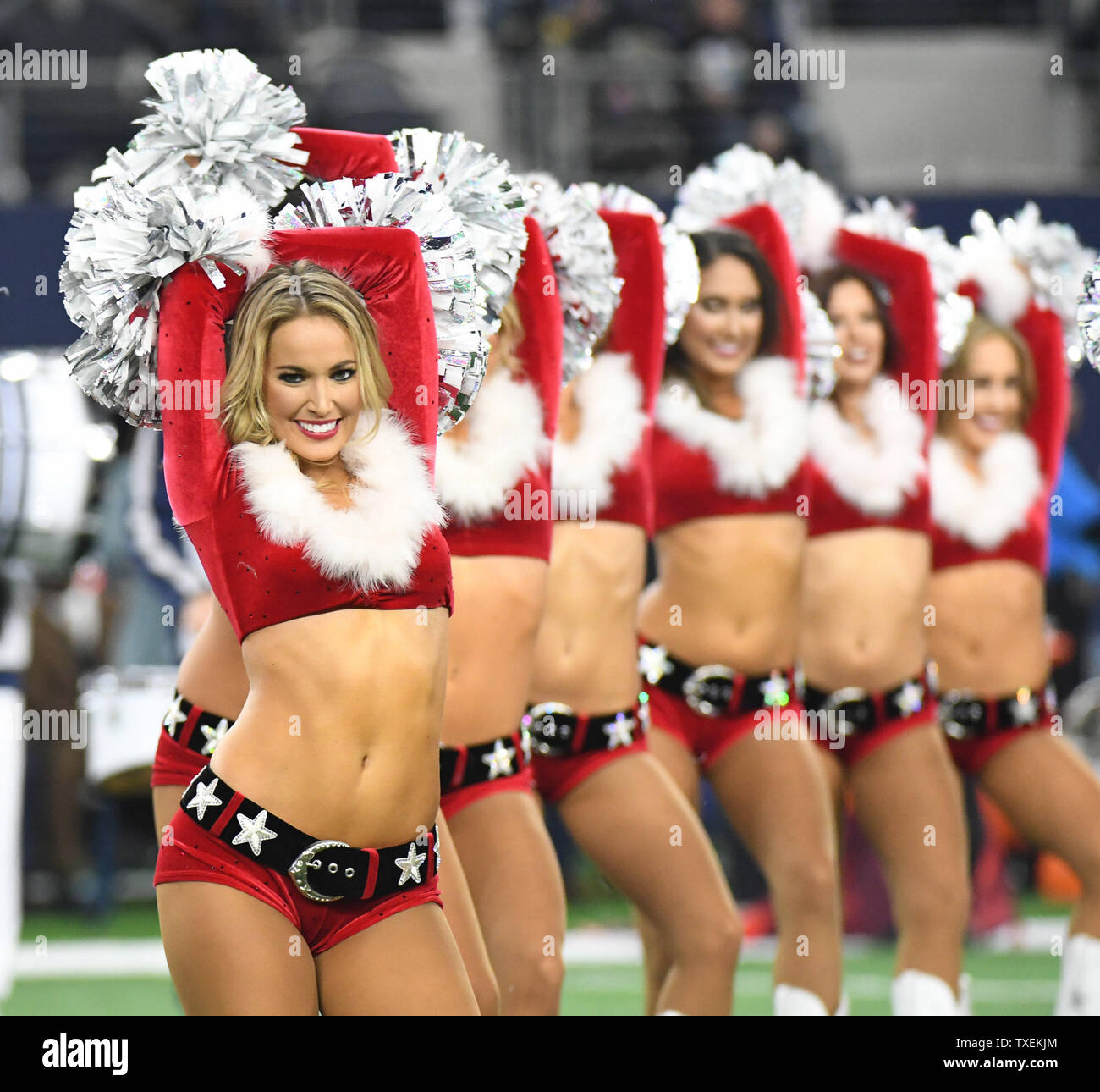 Dallas Cowboys Cheerleaders eseguire durante il tempo di emisaturazione del cowboy e Tampa Bay Buccaneers gioco di AT&T Stadium di Arlington, Texas, il 18 dicembre 2016. Ian Halperin/UPI Foto Stock