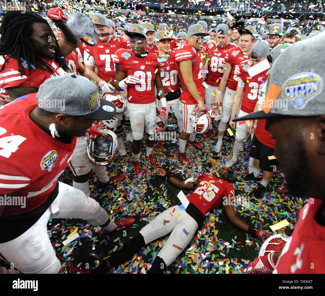 Wisconsin Badgers, con Derrick Tindal nel mezzo, celebrare la loro 24-16 conquistare il Western Michigan Broncos nel 2017 Cotton Bowl in Arlington, Texas il 2 gennaio 2017. Foto di Ian Halperin/UPI .... Foto Stock