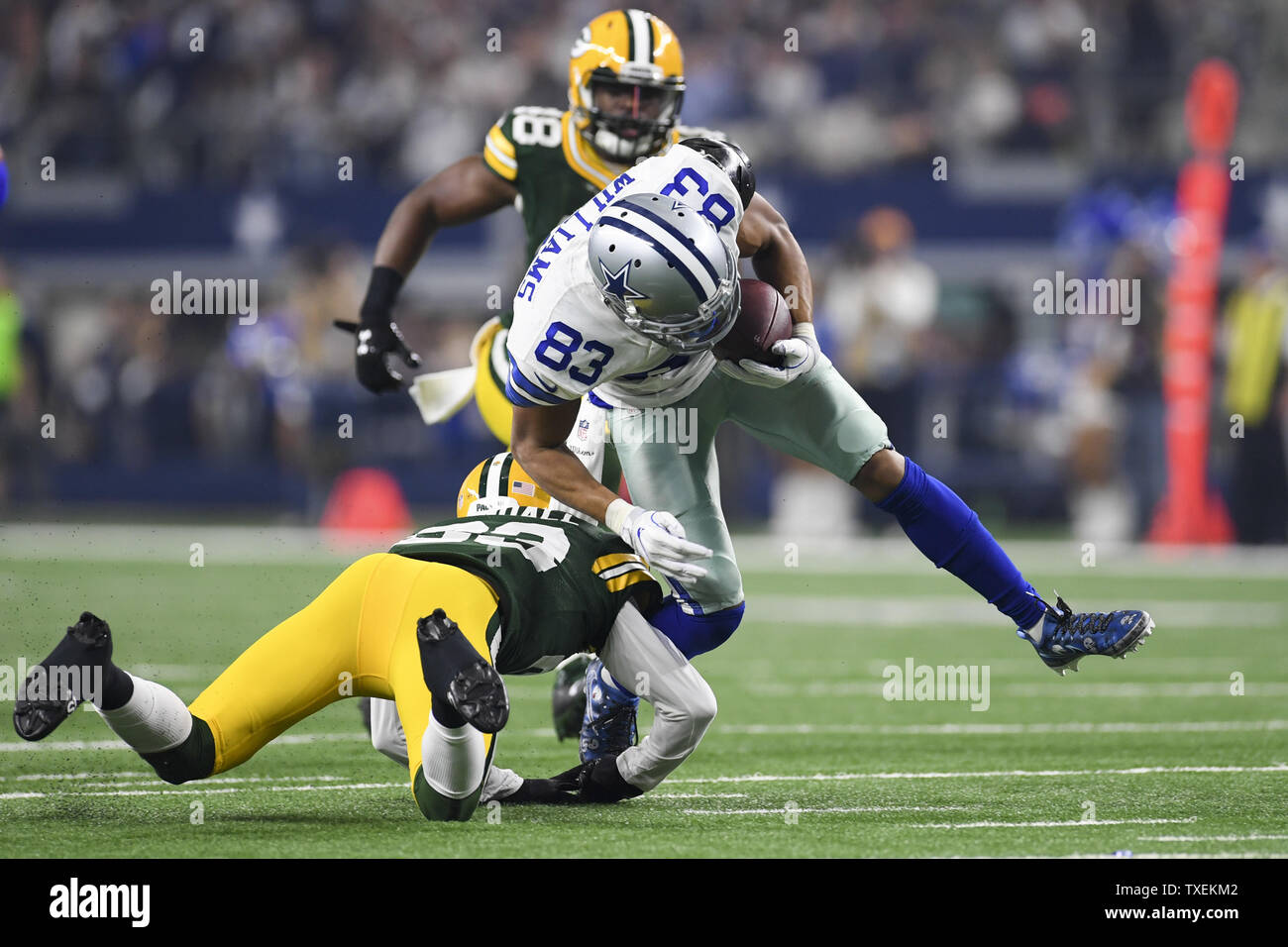 Dallas Cowboys wide receiver Terrance Williams (83) viene affrontato da Green Bay Packers cornerback Damarious Randall (23) durante il NFC divisional playoff gioco di AT&T Stadium di Arlington, Texas, il 15 gennaio 2017. Foto di Shane Roper/UPI Foto Stock