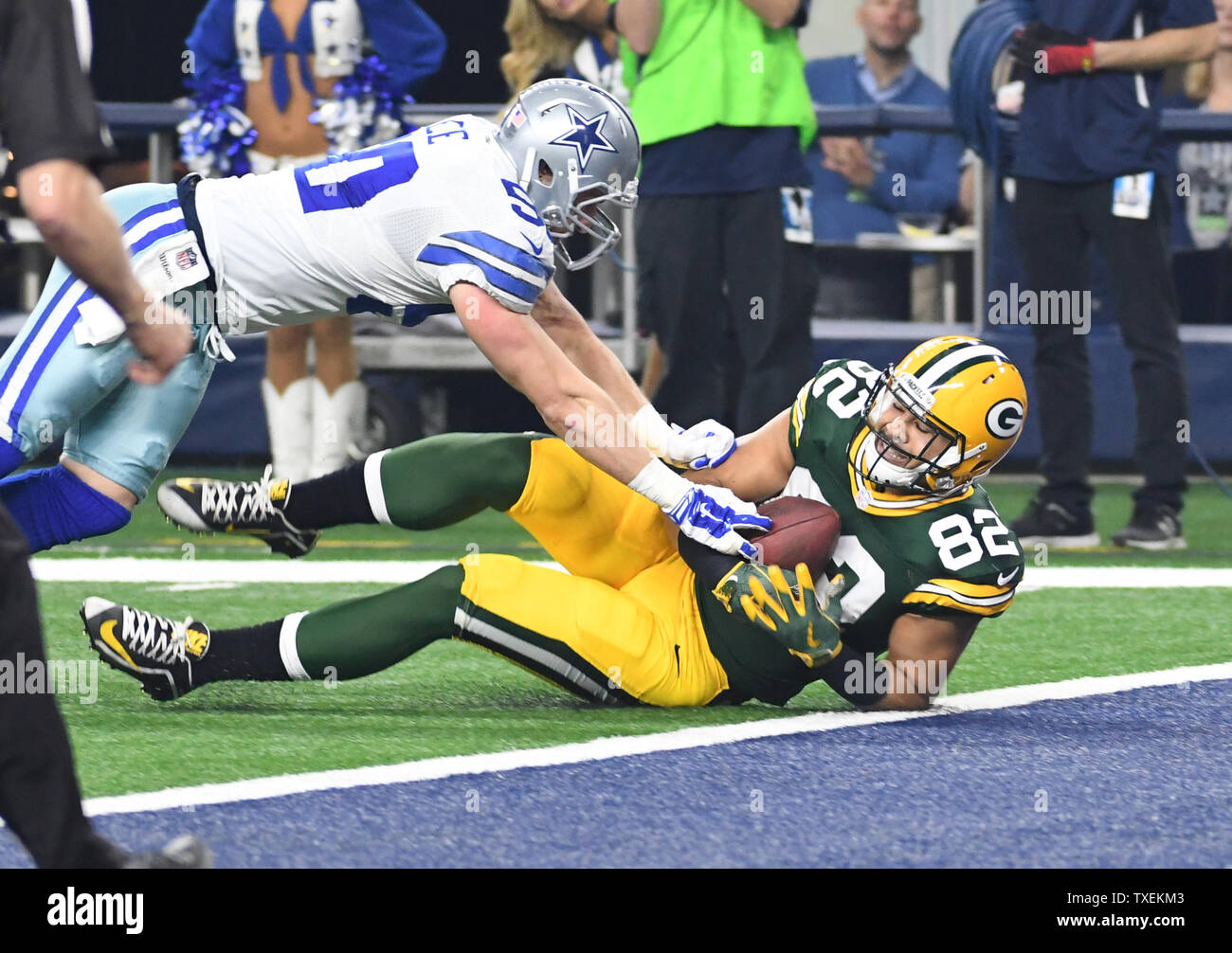 Green Bay Packers Richard Rodgers fa un 34-cantiere touchdown catch come Dallas Cowboys Sean Lee difende sul gioco nel primo trimestre nell'NFC divisional playoff gioco di AT&T Stadium di Arlington, Texas, il 15 gennaio 2017. Foto di Ian Halperin/UPI Foto Stock