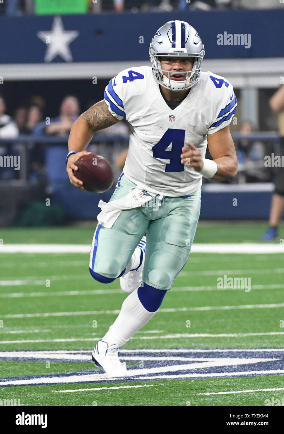 Dallas Cowboys Dak Prescott codifica per un 4-cantiere guadagno nel secondo trimestre contro il Green Bay Packers nella NFC divisional playoff gioco di AT&T Stadium di Arlington, Texas, il 15 gennaio 2017. Foto di Ian Halperin/UPI Foto Stock