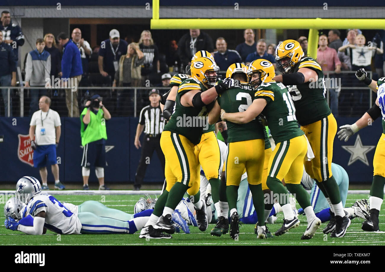 Green Bay Packers kicker Mason Crosby si collega su un 51-cantiere field goal con nessun tempo a sinistra per battere il Dallas Cowboys 34-31nell'NFC divisional playoff gioco di AT&T Stadium di Arlington, Texas, il 15 gennaio 2017. I packers dovranno affrontare i falchi nel campionato NFC. Foto di Ian Halperin/UPI Foto Stock