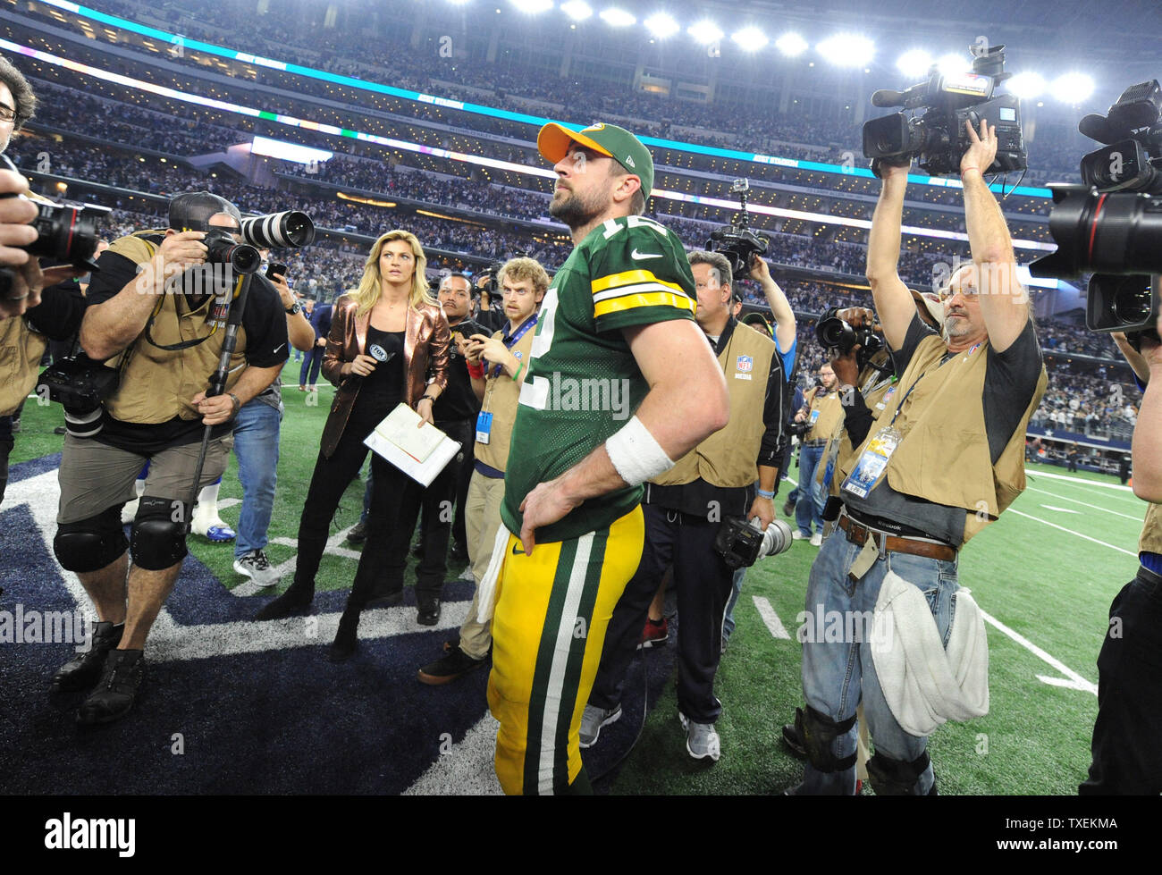 Green Bay Packers quaterback Aaron Rogers si guarda intorno allo stadio dopo che conduce la sua squadra ad una vittoria 34-31 sopra Dallas Cowboys nella NFC divisional playoff gioco di AT&T Stadium di Arlington, Texas, il 15 gennaio 2017. I packers dovranno affrontare i falchi nel campionato NFC. Foto di Ian Halperin/UPI Foto Stock