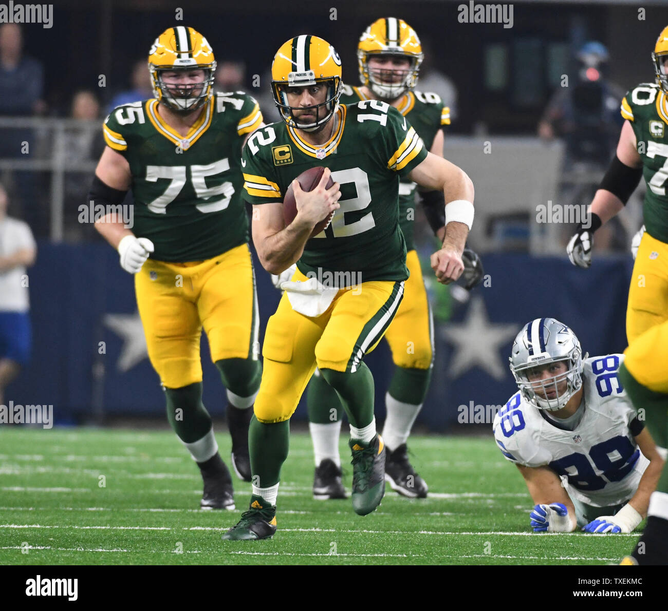 Green Bay Packers Aaron Rodgers codifica per 11 metri contro Dallas Cowboys 34-31nell'NFC divisional playoff gioco di AT&T Stadium di Arlington, Texas, il 15 gennaio 2017. I packers dovranno affrontare i falchi nel campionato NFC. Foto di Ian Halperin/UPI Foto Stock