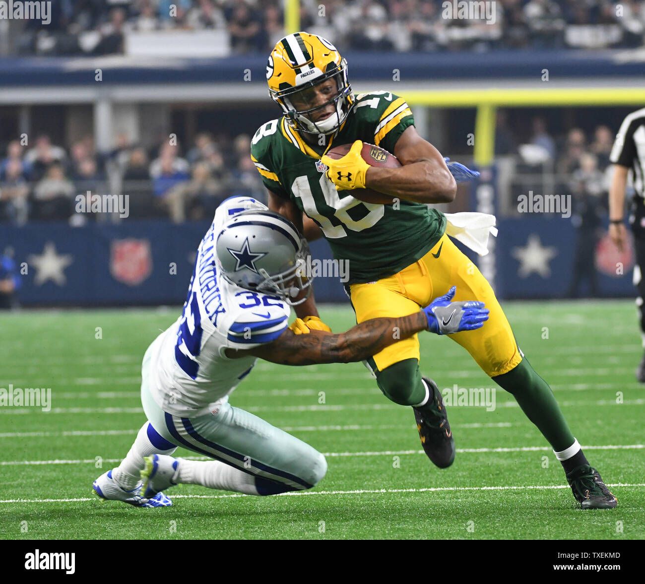 Green Bay Packers Randal Cobb fa una breve cattura nella parte anteriore dei Dallas Cowboys Orlanda Scandrick nell'NFC divisional playoff gioco di AT&T Stadium di Arlington, Texas, il 15 gennaio 2017. I packers ha vinto 34-31 e dovranno affrontare i falchi nel campionato NFC. Foto di Ian Halperin/UPI Foto Stock