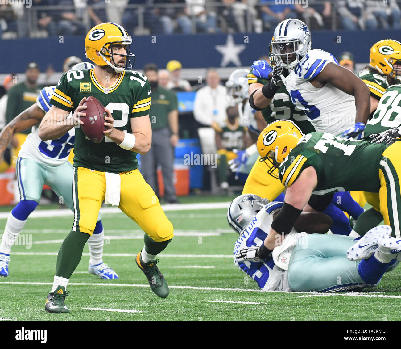 Green Bay Packers Aaron Rodgers sembra lanciare contro Dallas Cowboys nella NFC divisional playoff gioco di AT&T Stadium di Arlington, Texas, il 15 gennaio 2017. Rodgers è andato 28 di 43 con due touchdowns come gli imballatori battere i cowboy 34-31. Foto di Ian Halperin/UPI Foto Stock