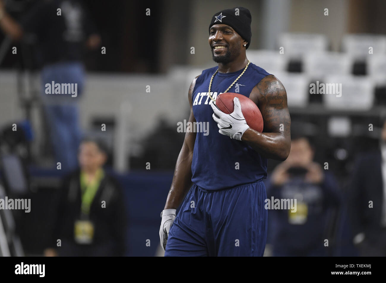Dallas Cowboys wide receiver Dez Bryant (88) si riscalda prima di Dallas Cowboys e Green Bay Packers nella NFC divisional playoff gioco di AT&T Stadium di Arlington, Texas, il 15 gennaio 2017. Foto di Shane Roper/UPI Foto Stock