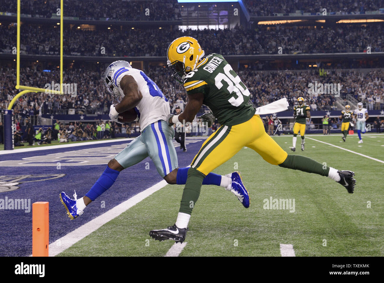 Dallas Cowboys wide receiver Dez Bryant (88) punteggi su un 40 yard touchdown fermo contro il Green Bay Packers nella NFC divisional playoff gioco di AT&T Stadium di Arlington, Texas, il 15 gennaio 2017. Foto di Shane Roper/UPI Foto Stock