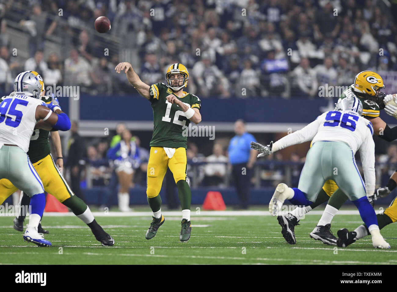 Green Bay Packers quarterback Aaron Rodgers (12) genera un touchdown contro Dallas Cowboys nella NFC divisional playoff gioco di AT&T Stadium di Arlington, Texas, il 15 gennaio 2017. Foto di Shane Roper/UPI Foto Stock
