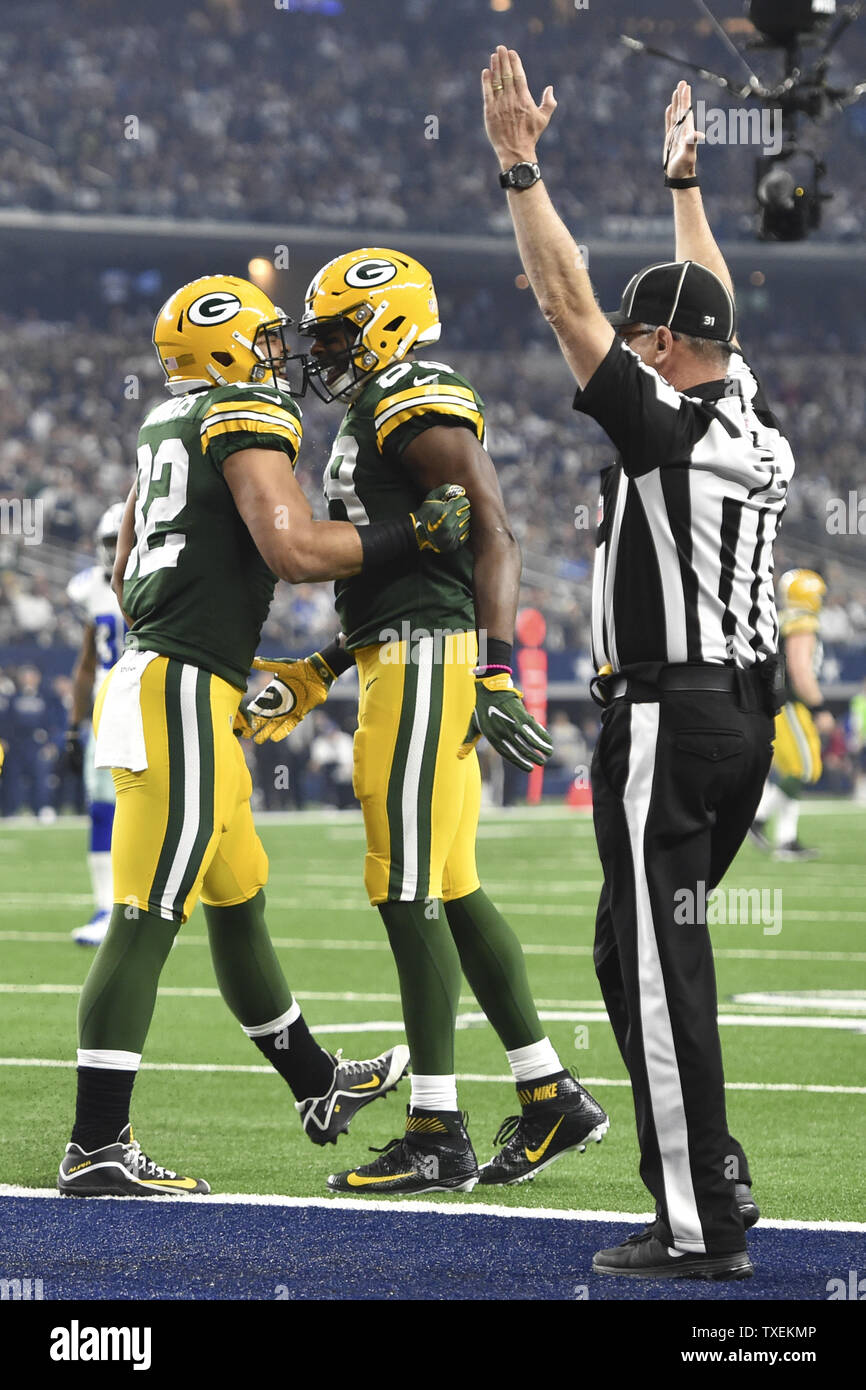 Green Bay Packers stretto fine Richard Rodgers (82) reagisce dopo aver segnato un touchdown contro Dallas Cowboys nella NFC divisional playoff gioco di AT&T Stadium di Arlington, Texas, il 15 gennaio 2017. Foto di Shane Roper/UPI Foto Stock