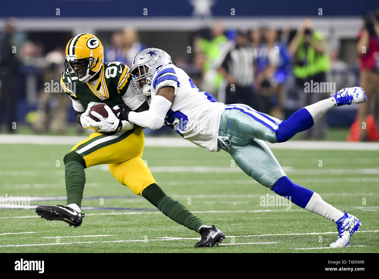 Green Bay Packers wide receiver Geronimo Allison (81) fissa una cattura come Dallas Cowboys cornerback Brandon Carr (39) tenta di affrontare lui durante il NFC divisional playoff gioco di AT&T Stadium di Arlington, Texas, il 15 gennaio 2017. Foto di Shane Roper/UPI Foto Stock