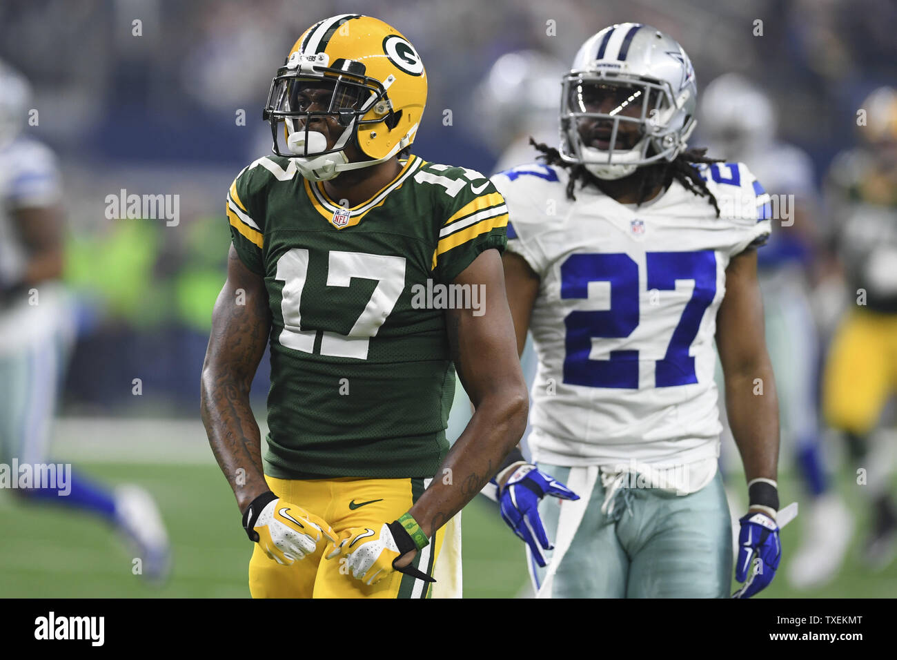 Green Bay Packers wide receiver Davante Adams (17) reagisce dopo aver effettuato un fermo contro Dallas Cowboys nella NFC divisional playoff gioco di AT&T Stadium di Arlington, Texas, il 15 gennaio 2017. Foto di Shane Roper/UPI Foto Stock