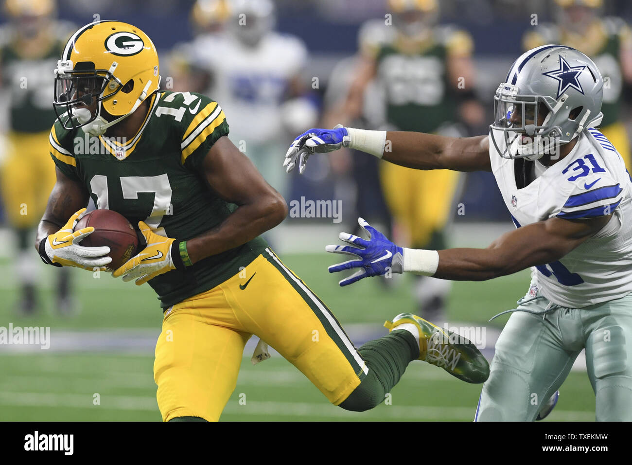 Green Bay Packers wide receiver Davante Adams (17) rende un fermo contro Dallas Cowboys nella NFC divisional playoff gioco di AT&T Stadium di Arlington, Texas, il 15 gennaio 2017. Foto di Shane Roper/UPI Foto Stock