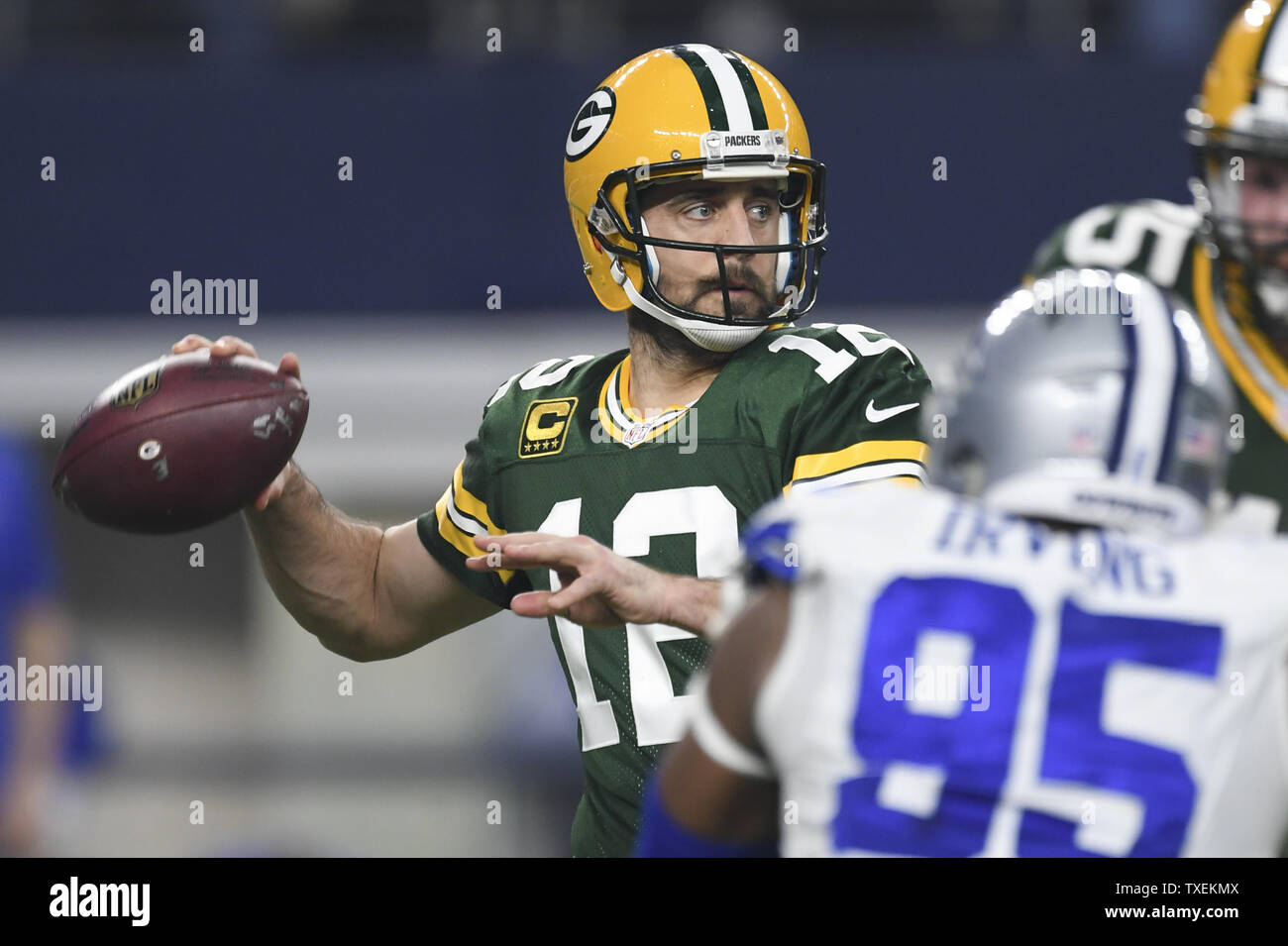 Green Bay Packers quarterback Aaron Rodgers (12) lancia la palla contro Dallas Cowboys nella NFC divisional playoff gioco di AT&T Stadium di Arlington, Texas, il 15 gennaio 2017. Foto di Shane Roper/UPI Foto Stock