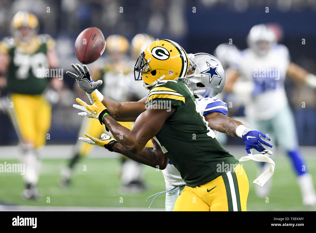 Green Bay Packers wide receiver Davante Adams (17) rende un fermo contro Dallas Cowboys nella NFC divisional playoff gioco di AT&T Stadium di Arlington, Texas, il 15 gennaio 2017. Foto di Shane Roper/UPI Foto Stock