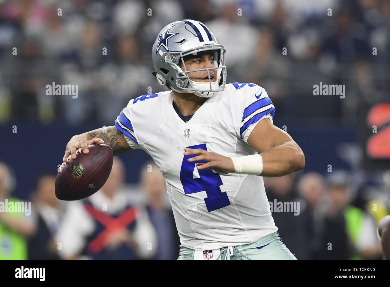 Dallas Cowboys quarterback Dak Prescott (4) genera un pass contro Green Bay Packers nella NFC divisional playoff gioco di AT&T Stadium di Arlington, Texas, il 15 gennaio 2017. Foto di Shane Roper/UPI Foto Stock